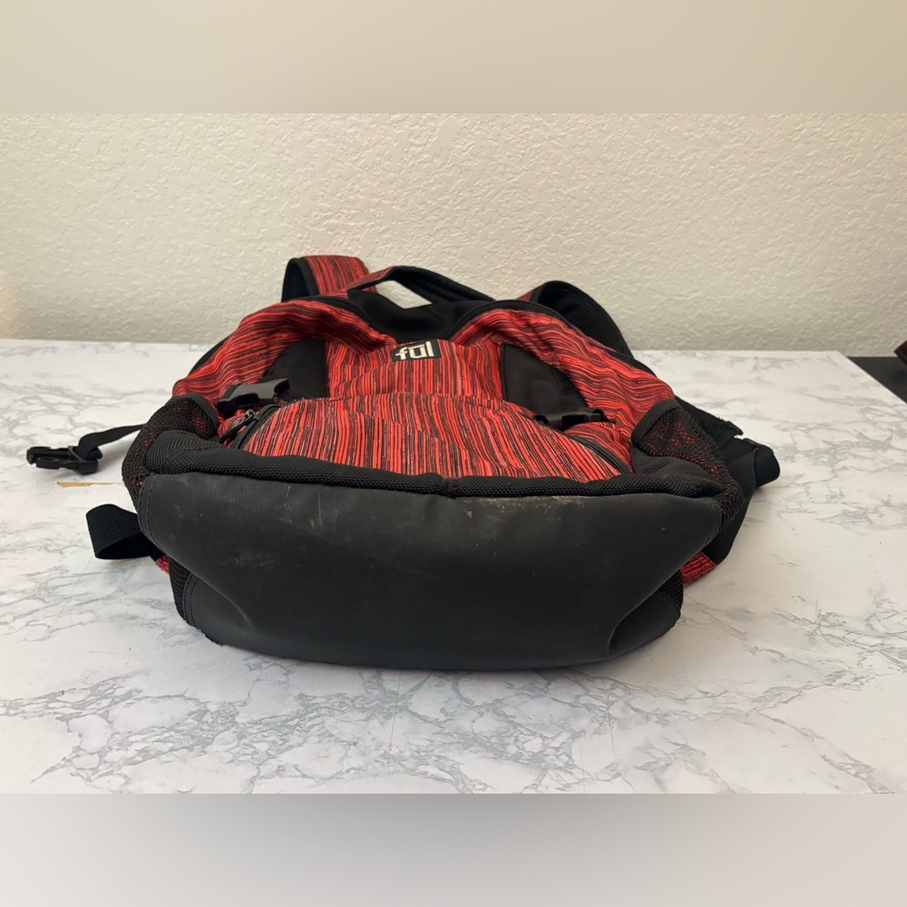 Tennman 17" Laptop Backpack Red Black Nylon Travel Padded Striped Daypack - Picture 3 of 8